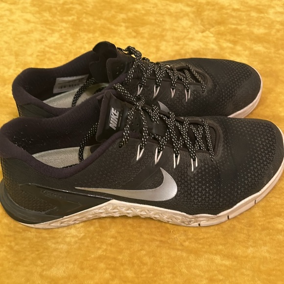 Nike Metcon 4 tennis shoes - Picture 3 of 6